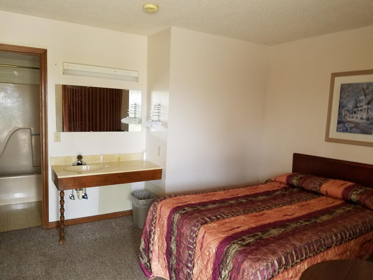 Midwest Inn Paoli Exterior photo